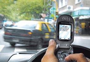 Conducir y mensajear por móvil, una combinación poco recomendable