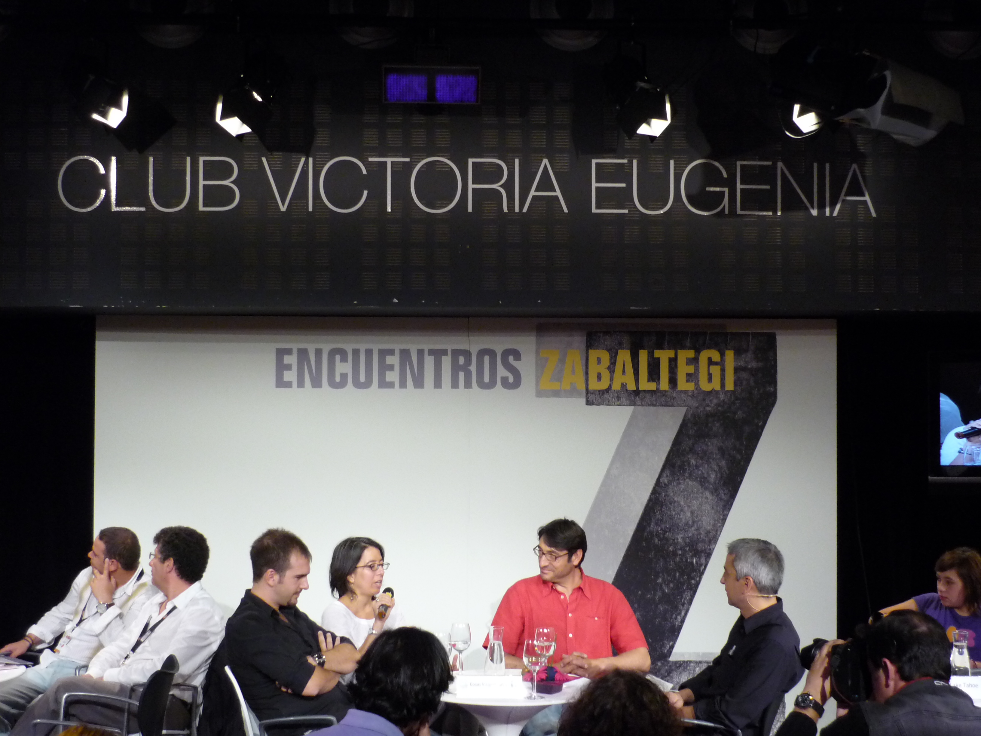 Juan Zavala en el Club con los miembros del equipo de "Cosas insignificantes"