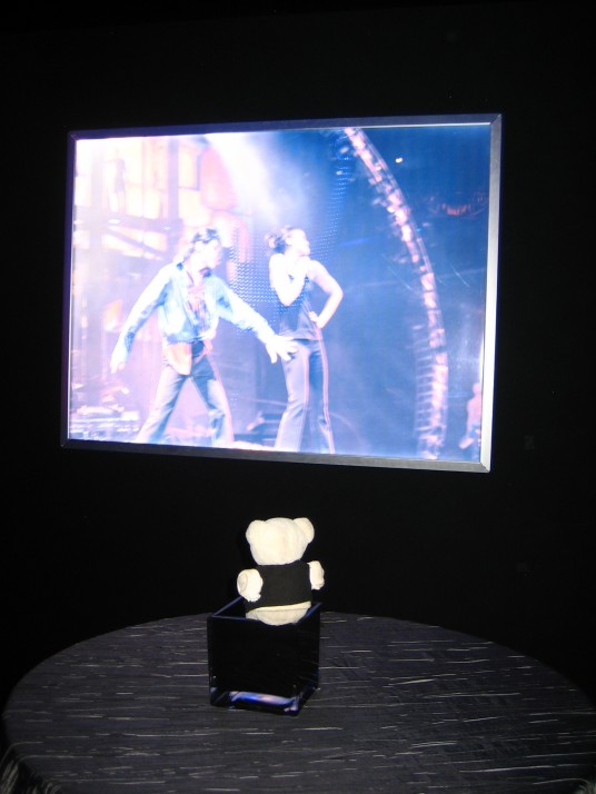 Ovedito viendo por una pantalla imágenes de `This is it´ OveditoThisisitScreen