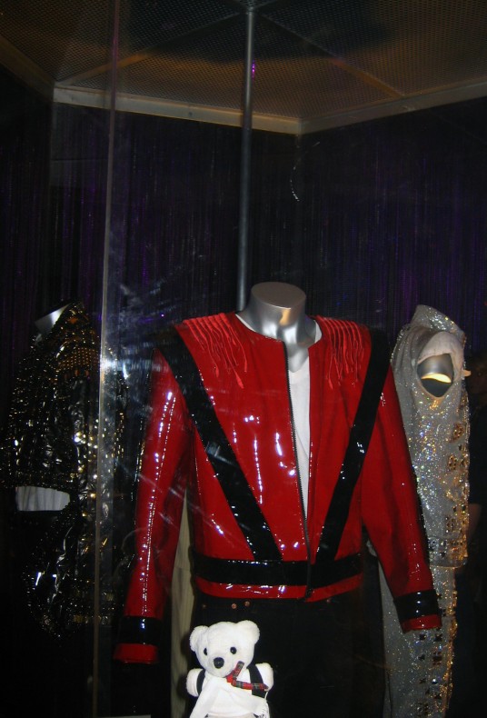 Ovedito y el traje característico del videoclip `Thriller´ OveditoThisisitTrajeThriller