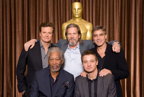 Colin Firth, Jeff Bridges, George Clooney, Morgan Freeman y Jeremy Renner posando antes de disputarse el Oscar el próximo 7 de Marzo ConexionOscar10AlmuerzoNominadosActores