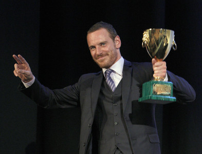 Michael Fassbender con la Copa Volpi al mejor actor