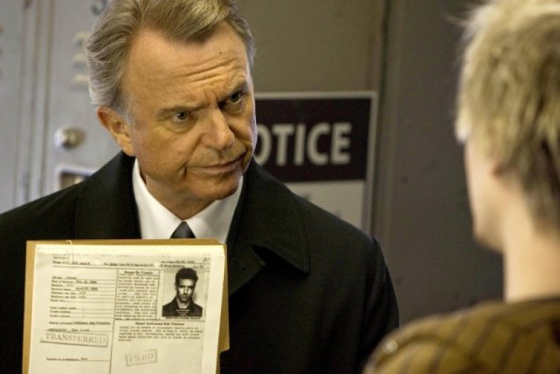 Sam Neill y un personaje entre lo enigmático y lo ridículo en `Alcatraz´