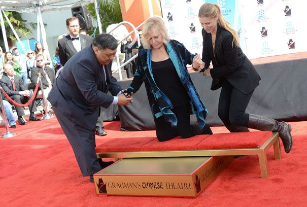 Kim Novak deja sus huellas en Hollywood
