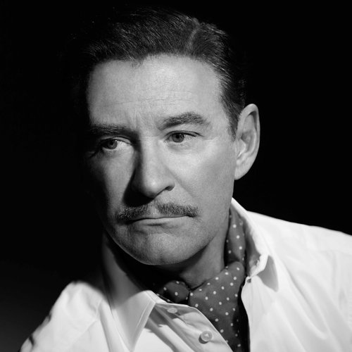 Kevin Kline caracterizado como Errol Flynn