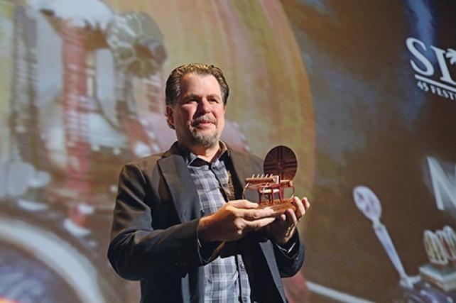 El director Don Coscarelli recibiendo el homenaje del Festival de Sitges