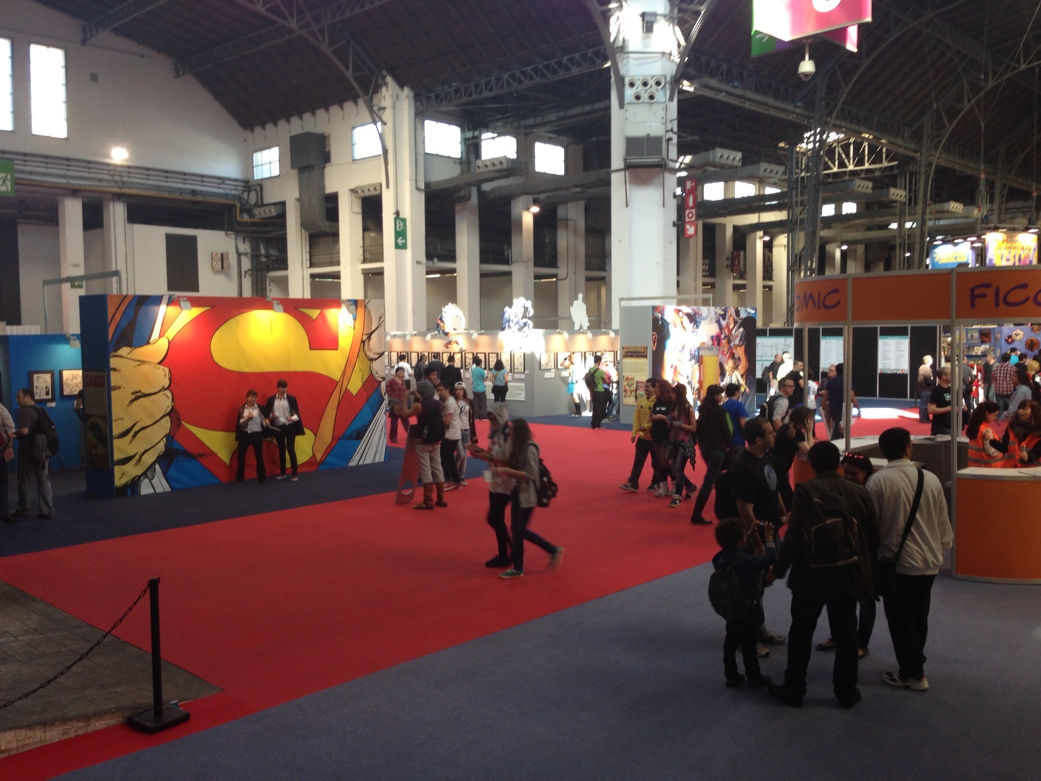 El logo de Superman dominando el Salón