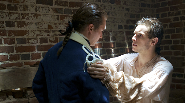 El protagonista se mueve entre el idealismo y el convencimiento en una serie que se mueve en un ritmo demasiado lento para el tema histórico tan atractivo que cuenta