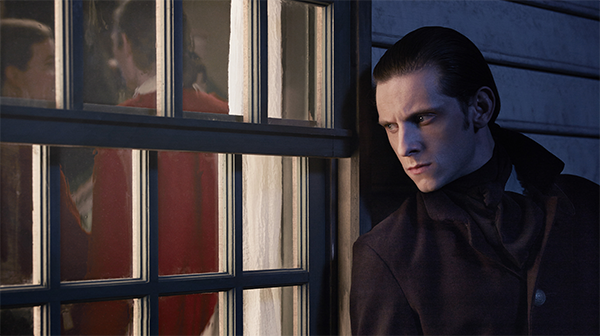 Jamie Bell es el granjero que se convierte en espía colonial