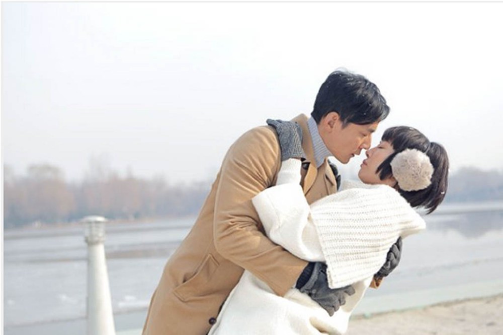 Dr. Liang (Daniel Wu) and his patient Xiong Dun (Bai Baihe) in the Chinese film, Go Away Mr Tumor. Xiong has watched lots of Korean TV dramas and she has a crush on Dr. Liang, so she often imagines scenes like this one.