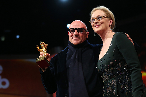 BERLIN, GERMANY - FEBRUARY 20: Director Gianfranco Rosi winner of the Golden Bear for Best Film for his movie 'Fuocoammare' and Maryl Streep pose on stage during the closing ceremony of the 66th Berlinale International Film Festival on February 20, 2016 in Berlin, Germany. (Photo by Sean Gallup/Getty Images)
