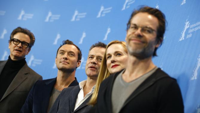 Director Michael Grandage, center, is flanked by, from left, actor Colin Firth, actor Jude Law, actress Laura Linney and actor Guy Pearce during a photocall for 'Genius' during the 2016 Berlinale Berlin Film Festival in Berlin, Germany, Tuesday, Feb. 16, 2016. (AP Photo/Axel Schmidt)