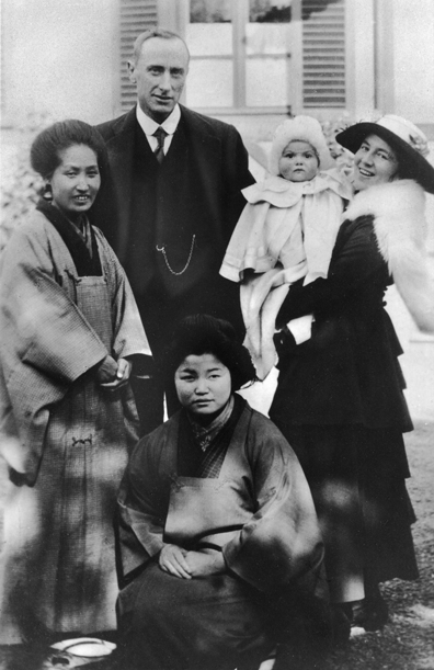 circa 1917: Actor Olivia de Havilland as an infant, with her mother, English actor Lillian Fontaine, her father, a British patent attorney with a successful practice in Tokyo, and two Japanese nurses wearing robes, Japan. Olivia is being held by Mrs de Havilland. (Photo by Hulton Archive/Getty Images)