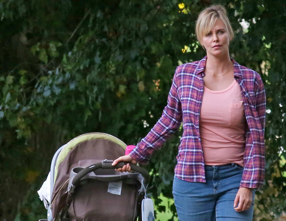 Charlize Theron engorda para su rodaje en Canada 631/cordon press Vancouver, BC - Charlize Theron, who put on 30-35lbs for her role as a mother of three, seen filming exterior scenes with co-star Ron Livingston at a local park in Vancouver. AKM-GSI September 26, 2016