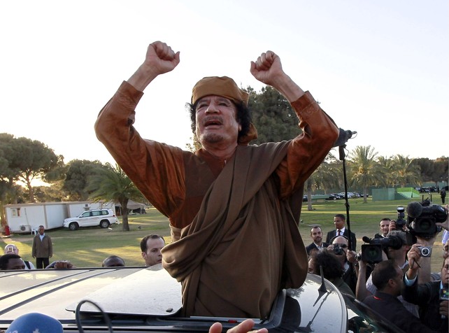 Libyan leader Muammar Gaddafi waves from a car in the compound of Bab Al Azizia in Tripoli, after a meeting with a delegation of five African leaders seeking to mediate in Libya's conflict, April 10, 2011. Gaddafi, making his first appearance in front of the foreign media in weeks, joined a visiting African Union delegation at his Bab al-Aziziyah compound in Tripoli on Sunday. REUTERS/Louafi Larbi (LIBYA - Tags: POLITICS CIVIL UNREST) GADAFI SE MUESTRA VICTORIOSO EN TRIPOLI 50/CORDON PRESS