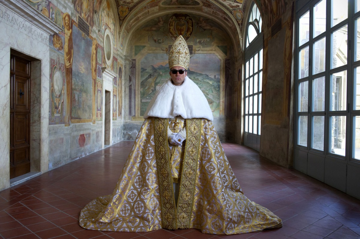 Jude Law marcando estilo en The Young Pope