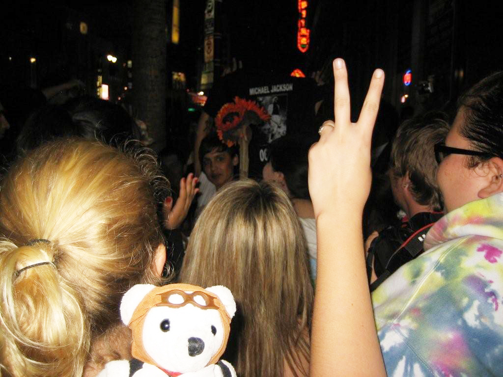 Gente esperando el final de la premiere de "Bruno" para asaltar la estrella de Michael Jackson con mi amigo el oso mitómano Ovedito en primer plano