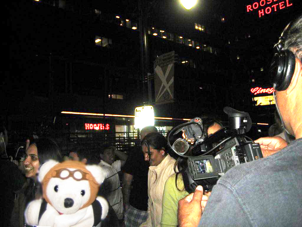 Ovedito en primera fila con reporteros de TV esperando el final de la premiere de "Bruno" con fans de Michael Jackson.