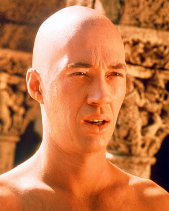 David Carradine con la cabeza pelada en la serie que le hizo popular en los 70, "Kung Fu"