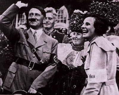 Leni Riefenstahl en una foto de archivo con Adolf Hitler