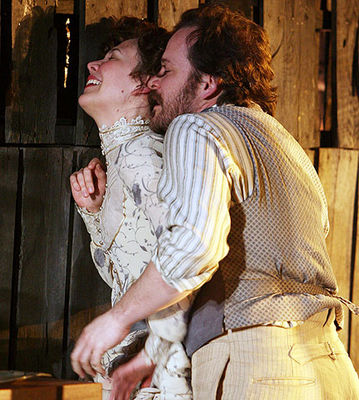 Maggie junto a su marido Peter Sarsgaard en un momento de la obra teatral "Tío Vania"