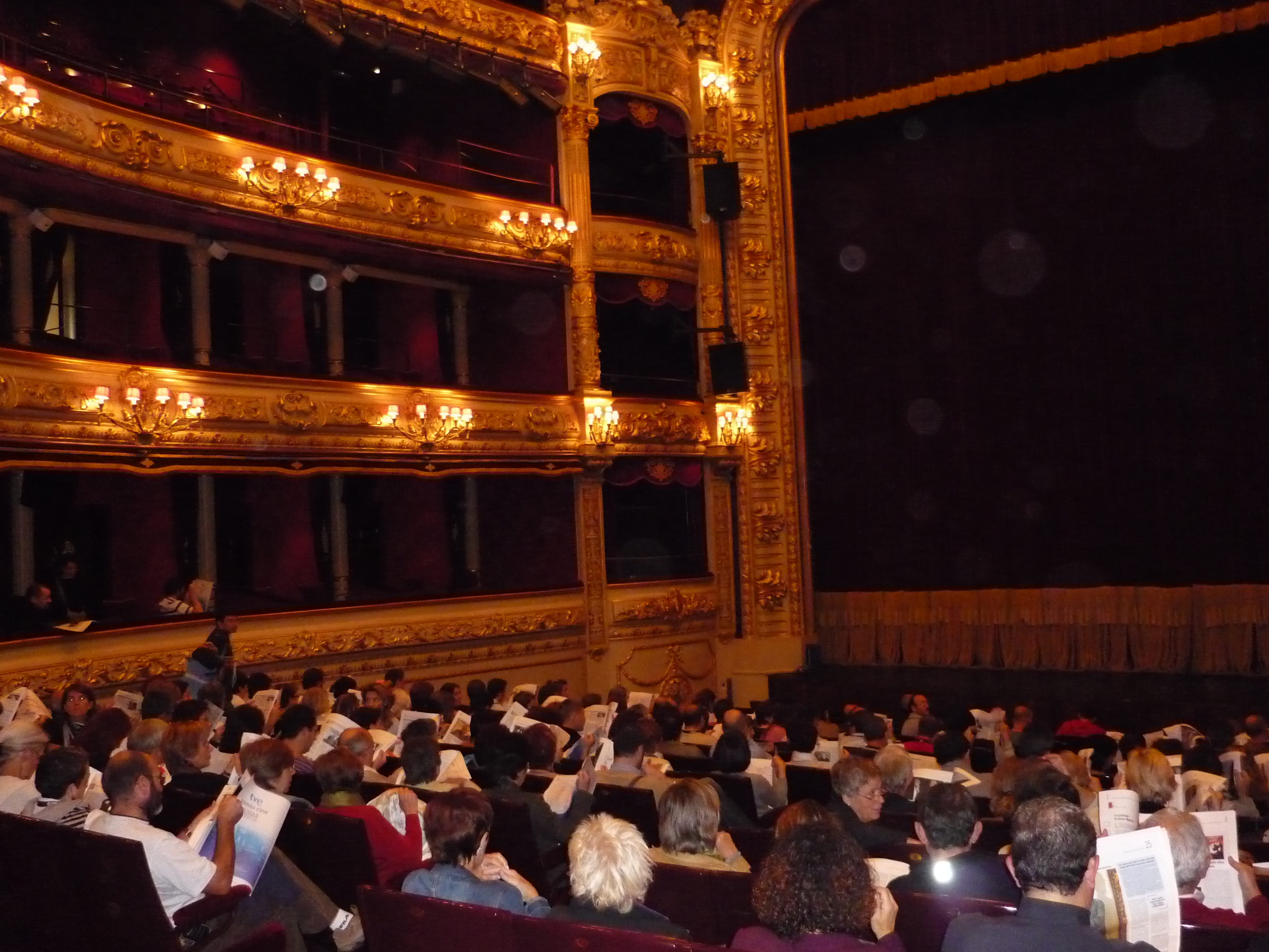 Teatro Victoria Eugenia lleno de público