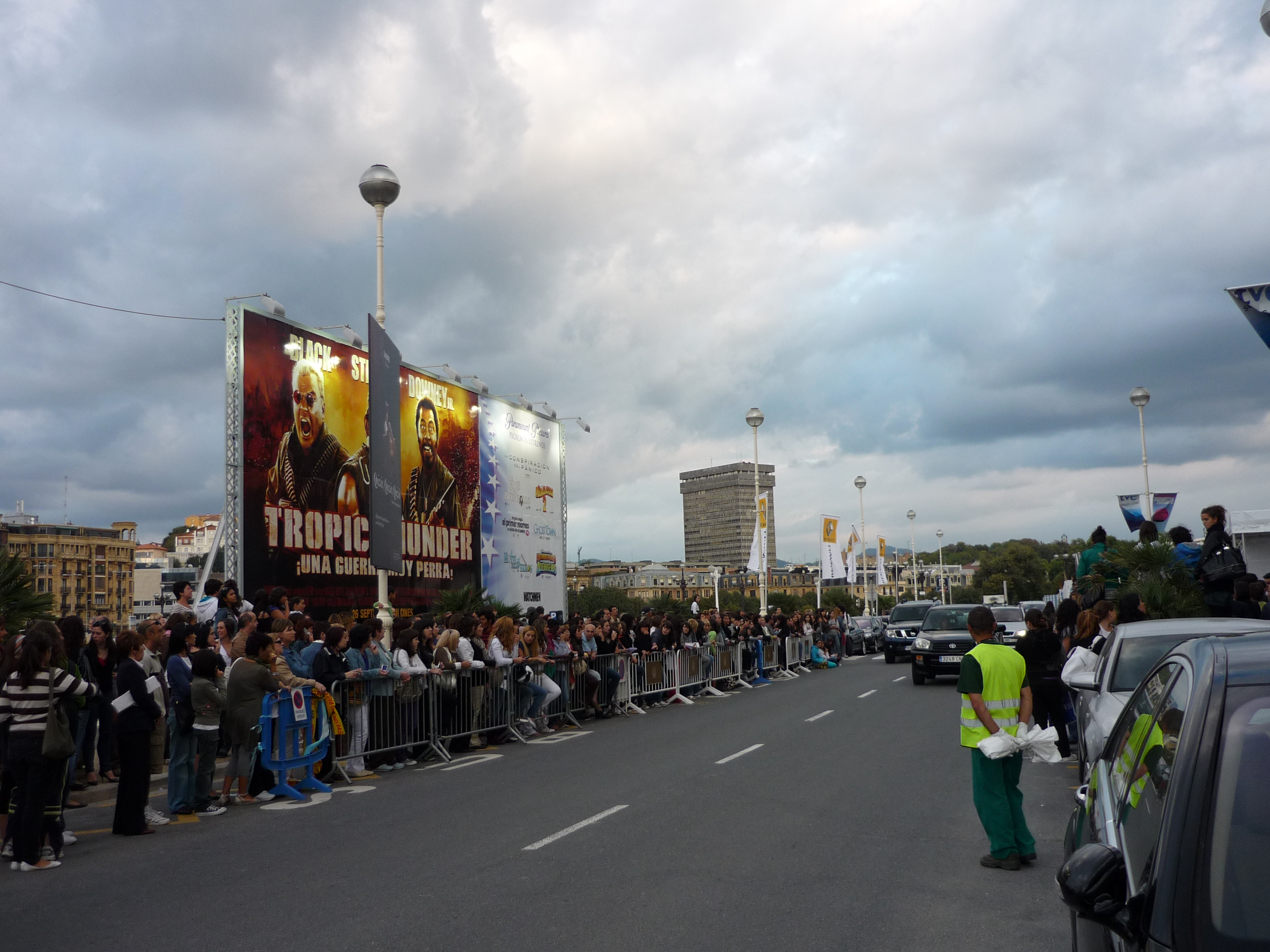 Gente esperando a Hugo Silva