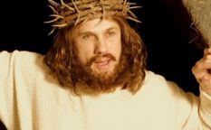 Todo es cine: Christoph Waltz es un Jesús descrucificado